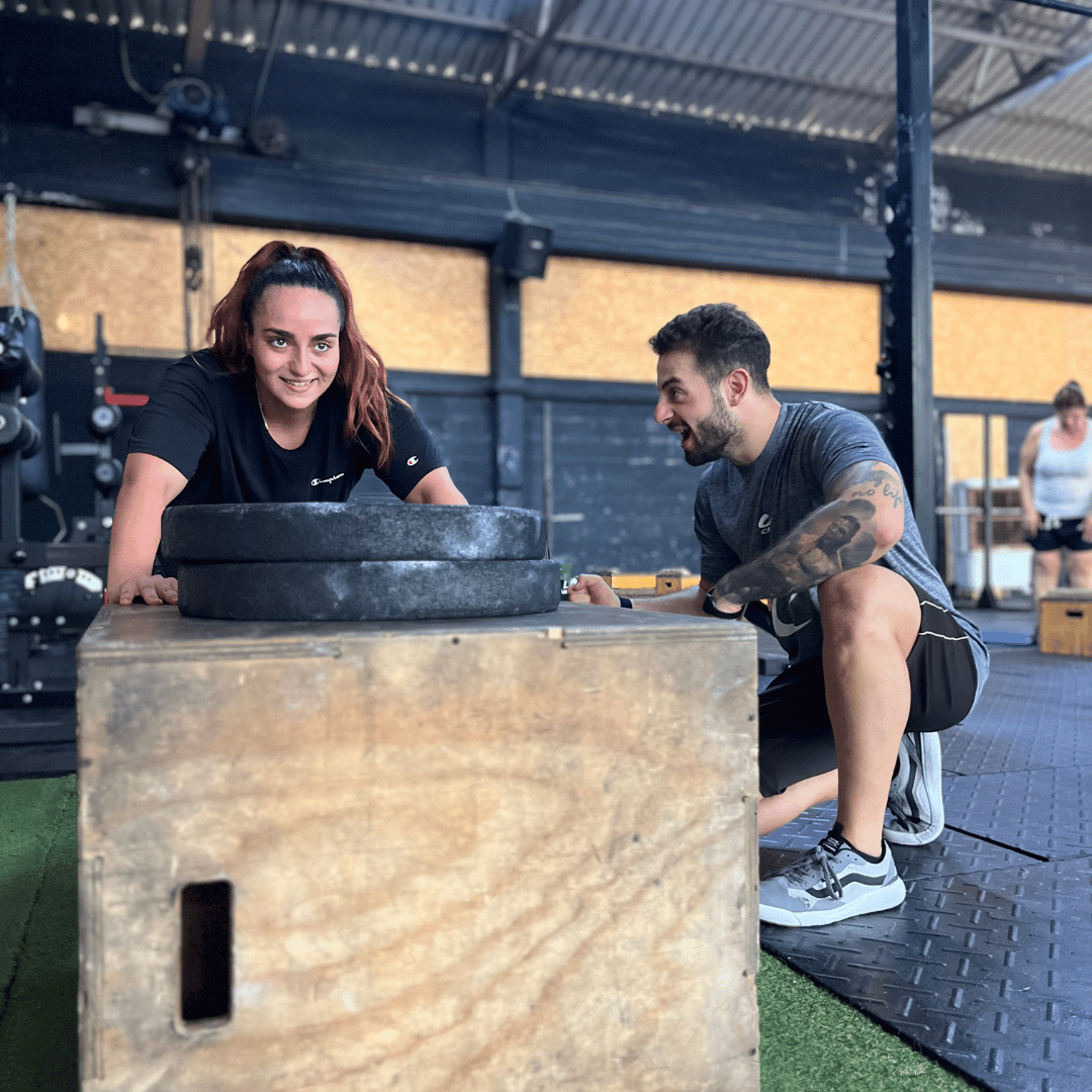 Πελάτισσα σε plyometric box training, με τον Andreas να καθοδηγεί